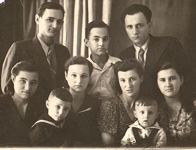 Семья: стоят слева направо Михаил (Михл), Илья (Эли), Меир; сидят  - « -  Анна (Хана), Фрума с сыном Марком, Хома, жена Миши, с сыном Яковом, Бэба, жена Меира (отсутствуют Фейгл и Моисей, снимок сделан в августе 1945 г.)