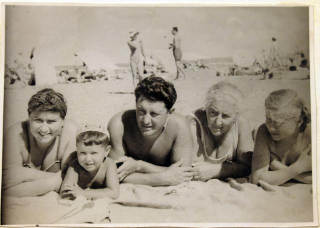 Львов И.Х. с мамой, женой, сыном и племянницей. Анапа, 1949