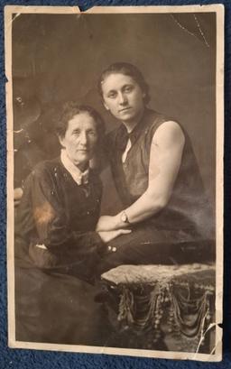 Дора со своей мамой Саррой Шифман