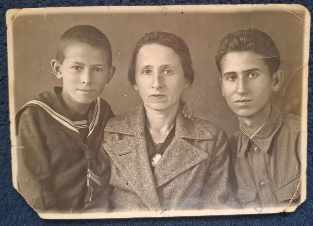 Берта с детьми фото, 1942,  в лагерь мужу