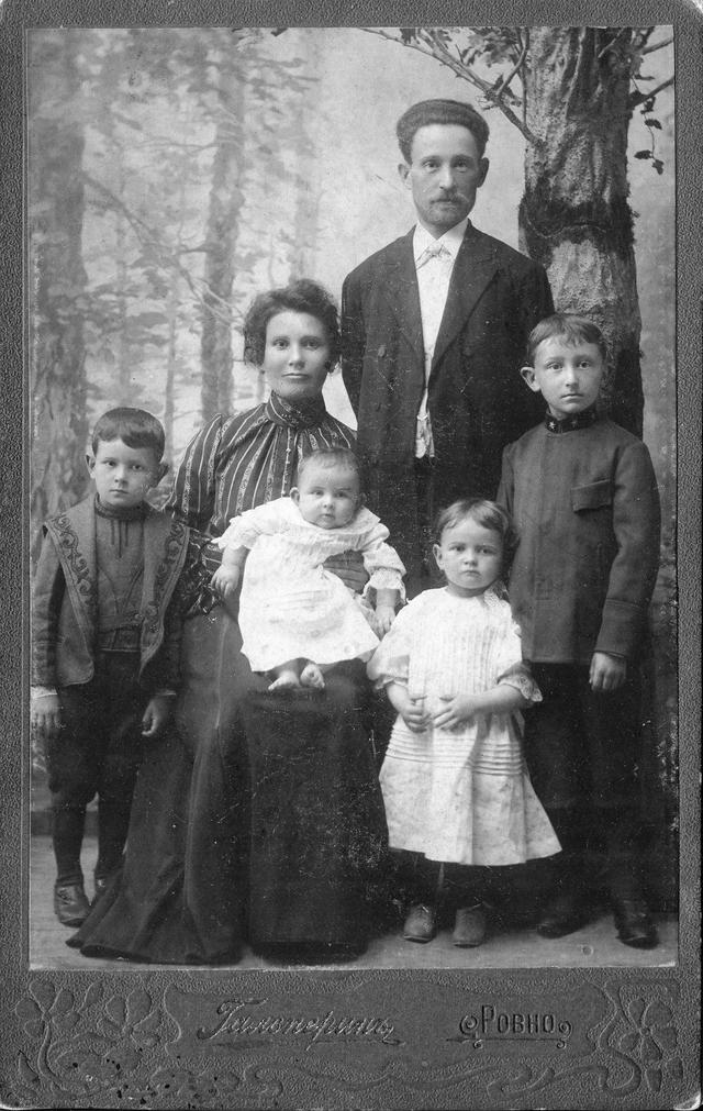 Сара и Симха Барац с детьми. Слева направо: Мордехай, Ревекка, Рахиль, Исаак