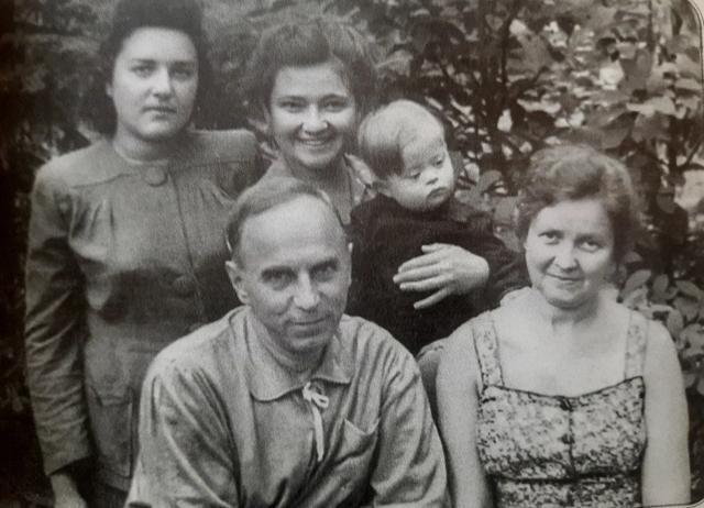 Первый ряд: Раиса Барац и ее второй муж Вячеслав Рикман; второй ряд: ее племянница Сильвия Белокриницкая, дочь Майя Карташева, сын Евгений Рикман.