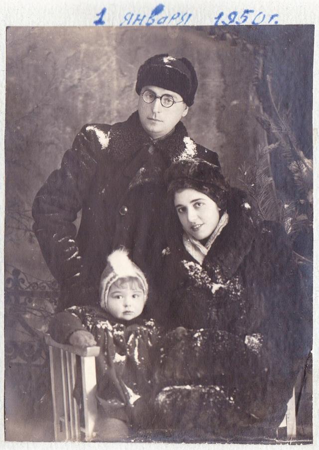 Алла Рожанская с родителями. 1950
