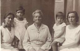 Раиса Барац с дочерью Майей, Сарра Семеновна, Сима (Сильвия) и Вера (Ревекка) Белокриницкие. 1932 год