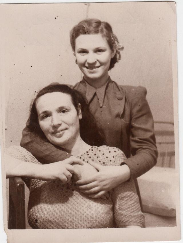 Эстер Смехова на Колыме с дочкой Олей. 1952